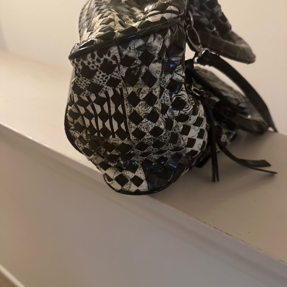 Beautiful brown and cream handbag, crystal in middle of bow on front - Picture 9 of 14